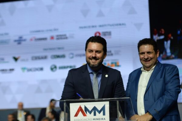 Prefeito de Patos de Minas toma posse e é o novo Presidente da Associação Mineira de Municípios