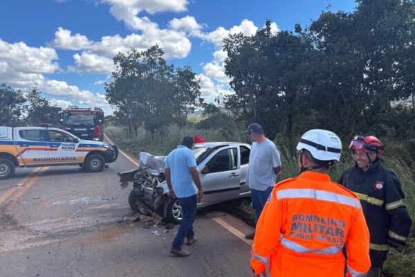 Colisão entre veículos na LMG-628 deixa três vítimas em Unaí