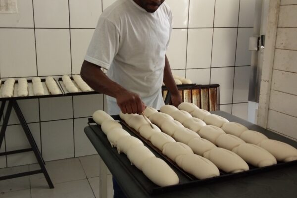 APAC de Paracatu está realizando doações de pães produzidos por recuperandos à instituições beneficentes