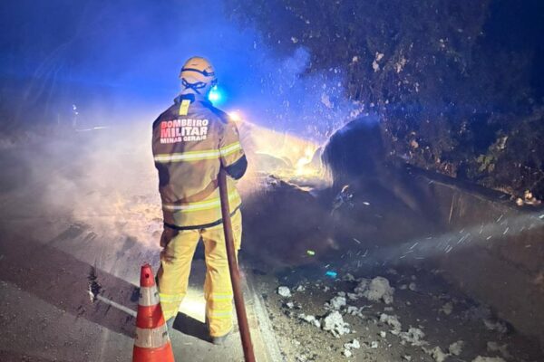 Carreta capota e carga de algodão pega fogo na rodovia MG-188, em Paracatu