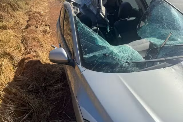Roda de trailer solta e destrói teto de carro na BR-251